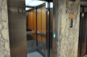 ascensor puerta exterior