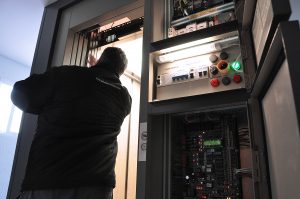 mecánico trabajando en cuarto de máquinas