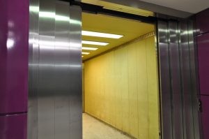 puerta exterior montacoches abriendo
